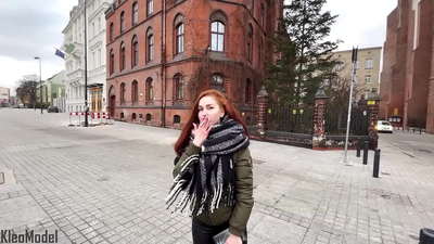 Pi'i a tagata lautele: o le teine aulelei ua fucked mo se iPhone ma maua mai i totonu o lana pusi. CleoModel